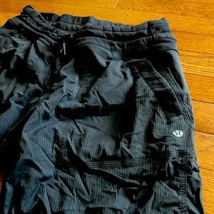 Lululemon studio crop - Black - size 6